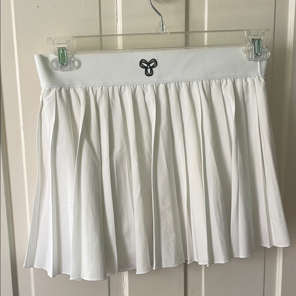 Elegant White Pleated Skirt